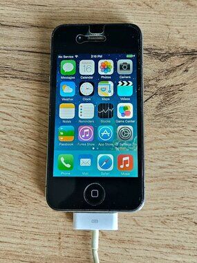 Apple iPhone 4 – 8GB – Black – With 2 Charging Cords (No Blocks)